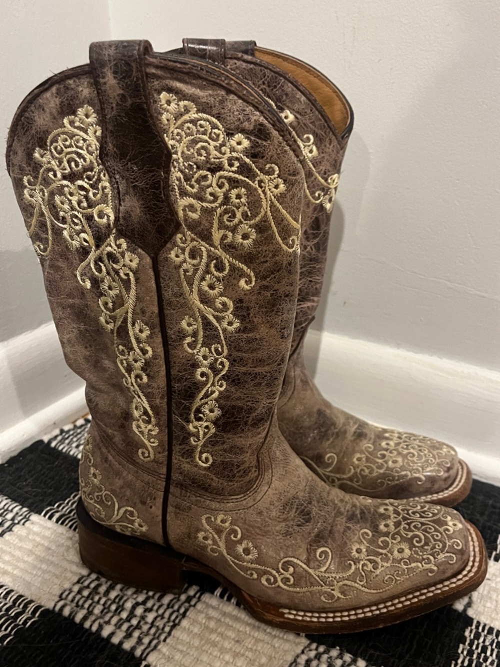 TEEN BONE COLOR FLORAL EMBROIDERY SQUARE TOE COWBOY BOOT SIZE 2